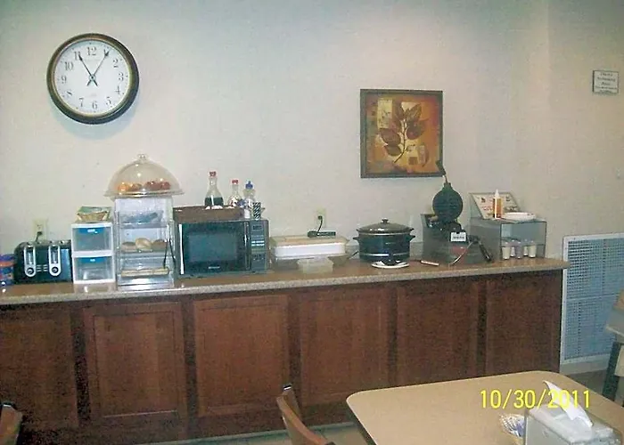Paola Inn And Suites