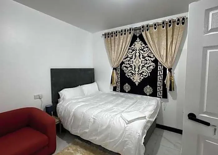 Oyo Unique Guestroom - Farnworth, Easy Access To Bolton
