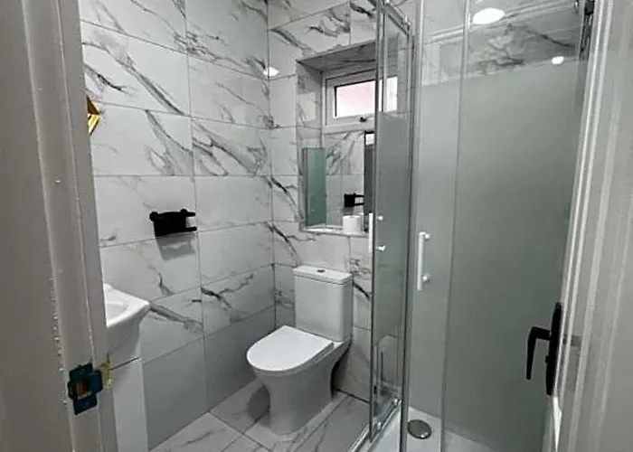Oyo Unique Guestroom - Farnworth, Easy Access To Bolton