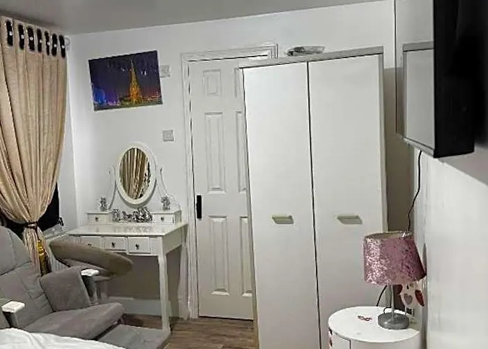 Oyo Unique Guestroom - Farnworth, Easy Access To Bolton