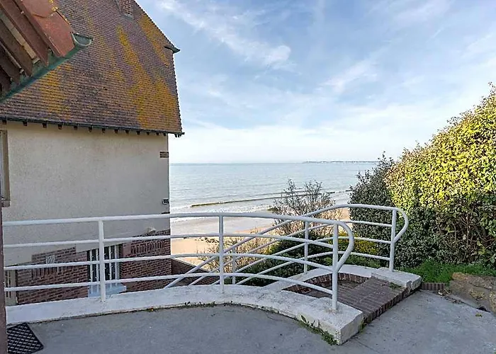 The Benervilloise Villa With Its Feet In The Water
