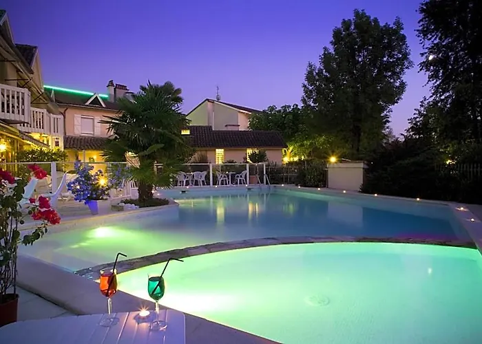 Logis Hotel - Restaurant - Spa - Le Relais De Farrou