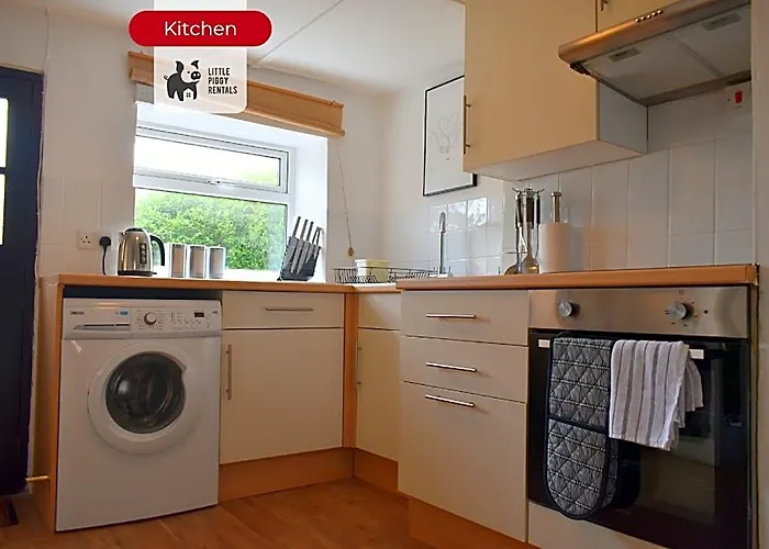 Serene 3Br Cottage Escape: Parking, Kitchen, Wi-Fi