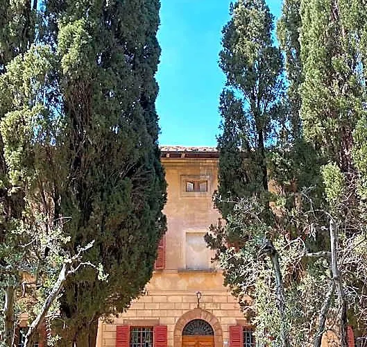 A Path Of Relaxation And History Between Vineyards And Olive Trees
