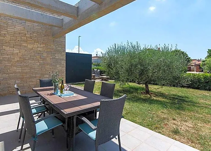 Villa Leandra Comfortable Holiday Residence