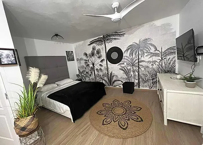 Over The Hill Guesthouse And Residence