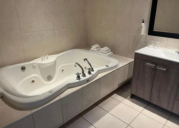 Travelodge By Wyndham Quebec City Hotel & Convention Centre