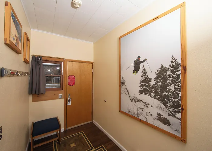 Yodeler Motel