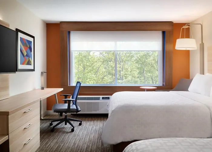 Holiday Inn Express & Suites Woodside Laguardia Airport