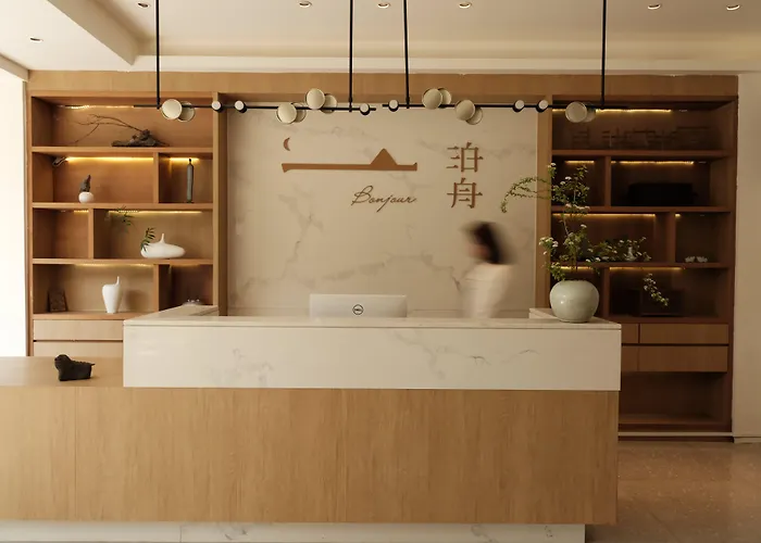 Guilin Bonjour Boutique Hotel- Free Pick Up Service Over 3 Nights