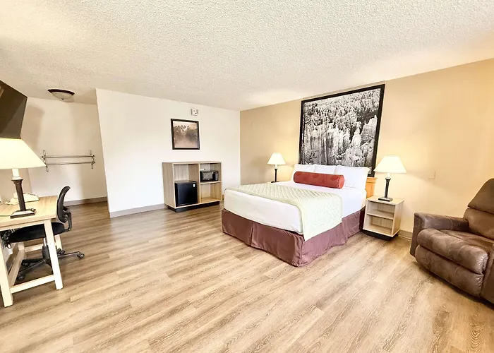 Super 8 By Wyndham Salina/Scenic Hills Area