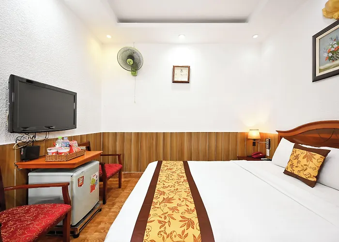 Queen Hotel Saigon Airport