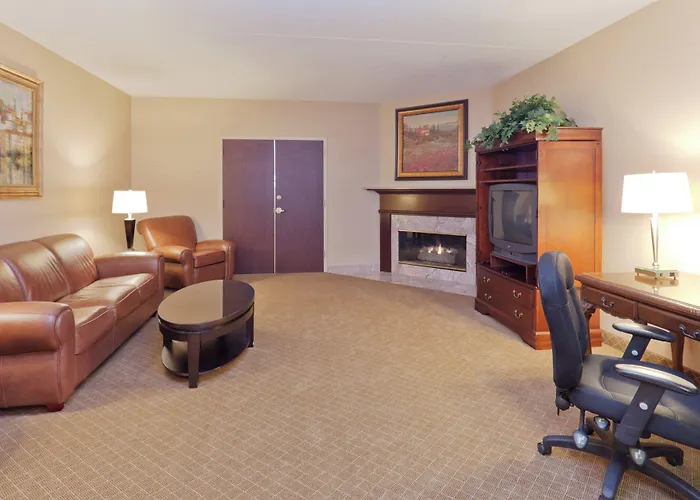 Holiday Inn Express & Suites Mentor - Banquet Center By Ihg