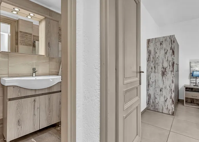 Evina Rooms & Suites