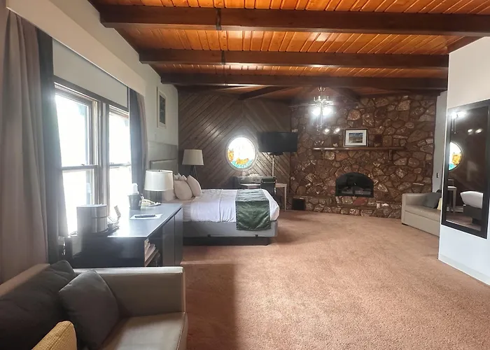 Pictured Rocks Inn And Suites