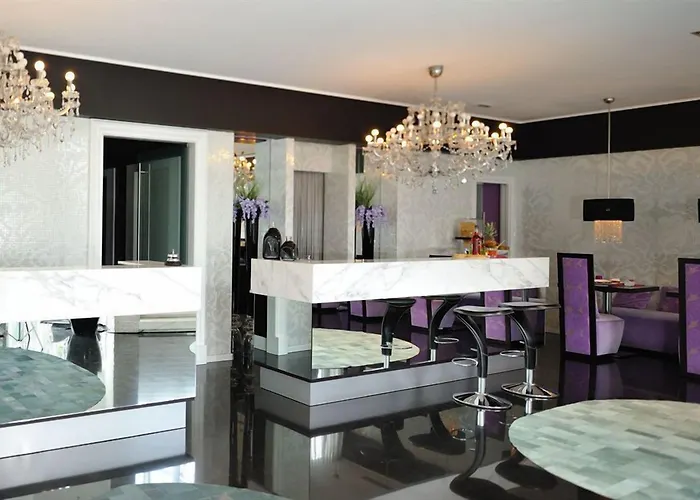 Hotel In - Lounge Room