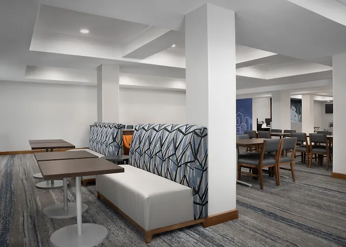 Holiday Inn Express&Suites Alexandria - Fort Belvoir by IHG