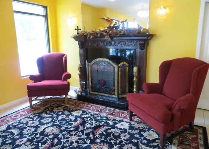 Golden Manor Inn & Suites