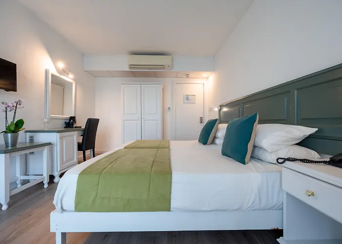 Gillieru Harbour Hotel