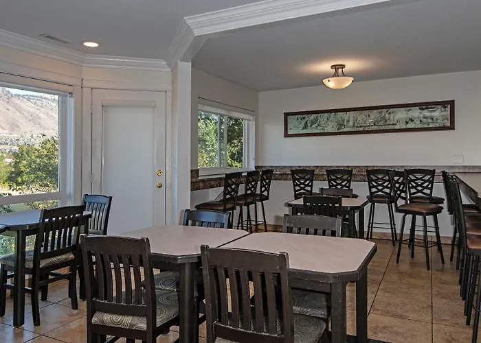 Riverland Inn & Suites