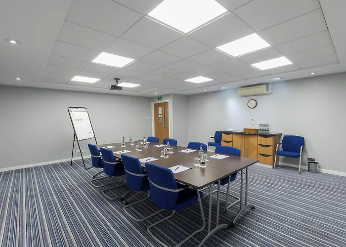 Holiday Inn Express Poole By Ihg