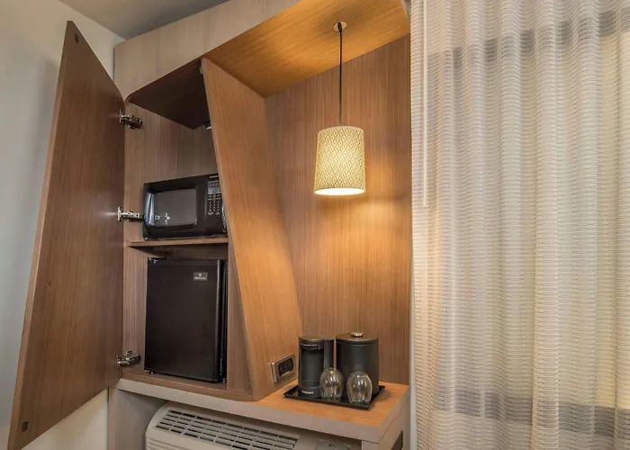 Courtyard By Marriott London Hotel