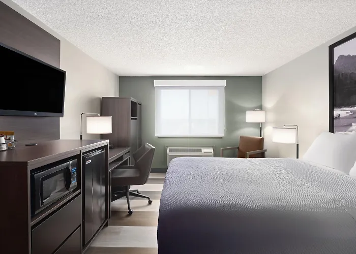 Super 8 By Wyndham Conrad