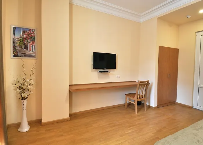 Albert House Hotel And Tours