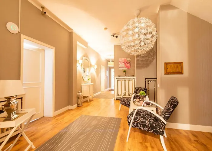 Private Rooms With Free Parking & 24H Self Check-In